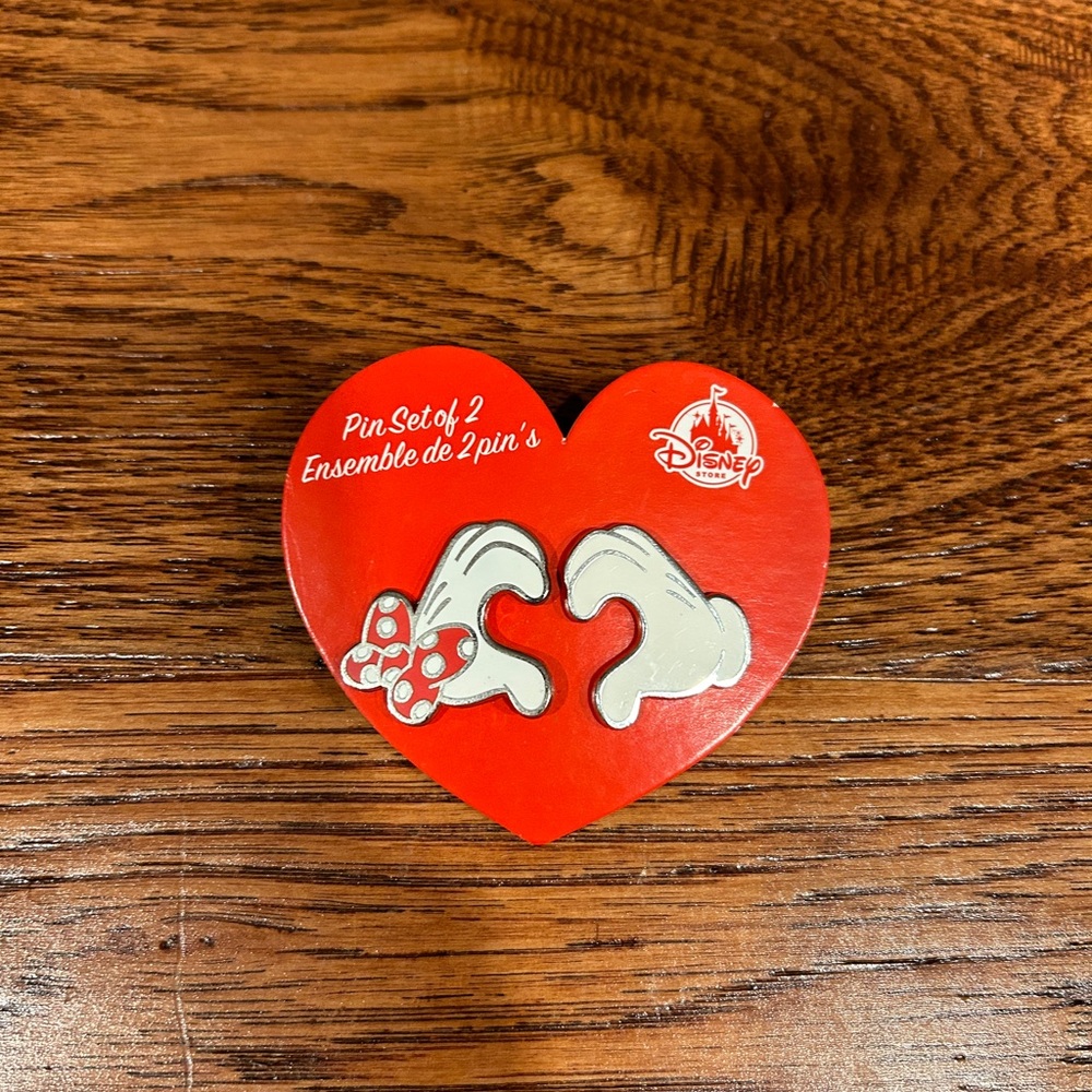 NWT Disney Store Mickey and Minnie Mouse Heart Hands with Bow Set of 2 Pins Love